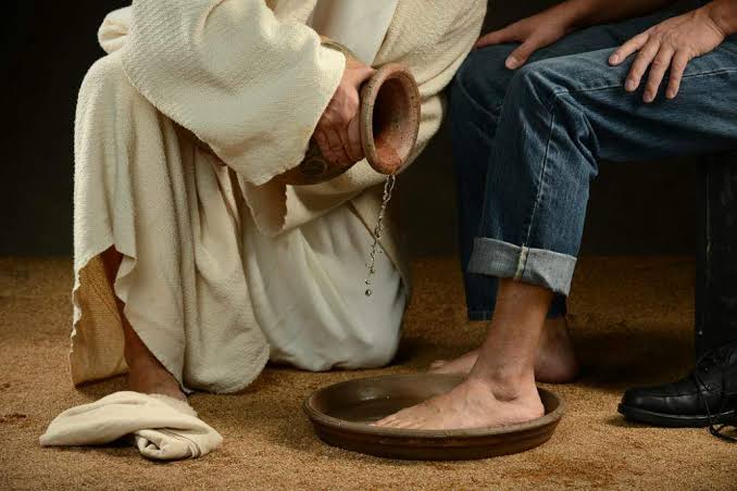 Por que Pedro recusou o lava-pés de Jesus e qual seu significado na tradição judaica?