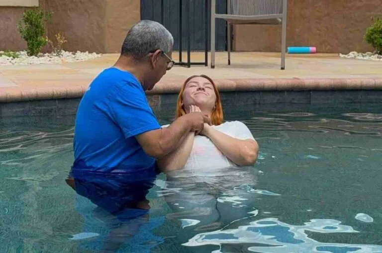 Filha do Gugu Sofia Liberato é batizada em igreja evangélica seguindo exemplo da mãe e irmãos