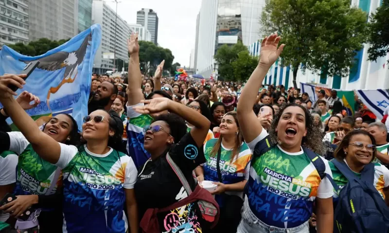 Glória a Deus! Crescimento dos evangélicos no Brasil atinge marco histórico e transforma cenário religioso nacional