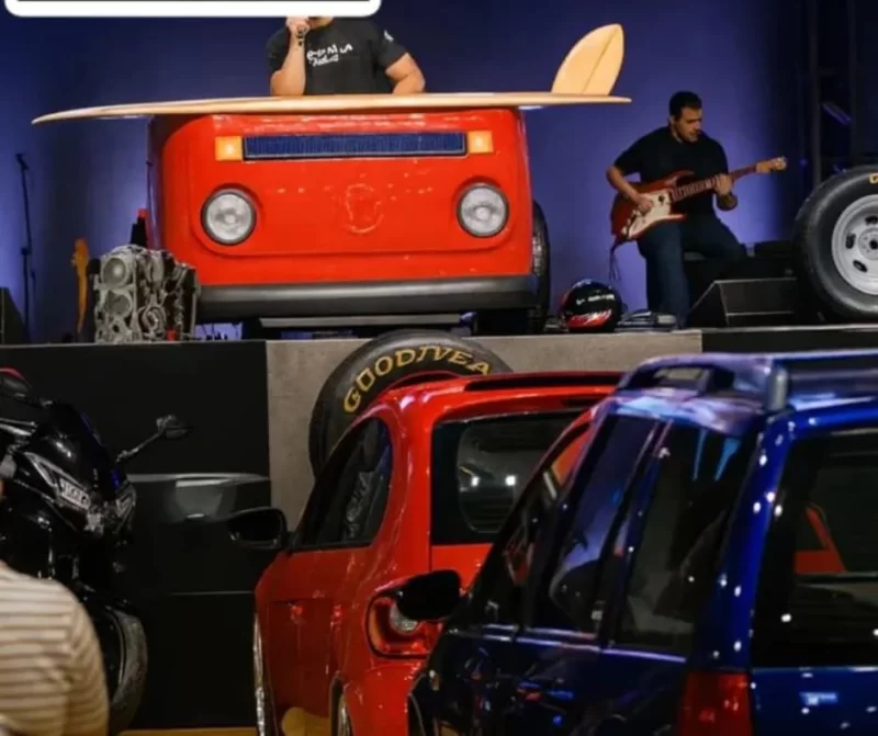 POLÊMICA: Igreja faz culto com carros turbinados e luzes de LED