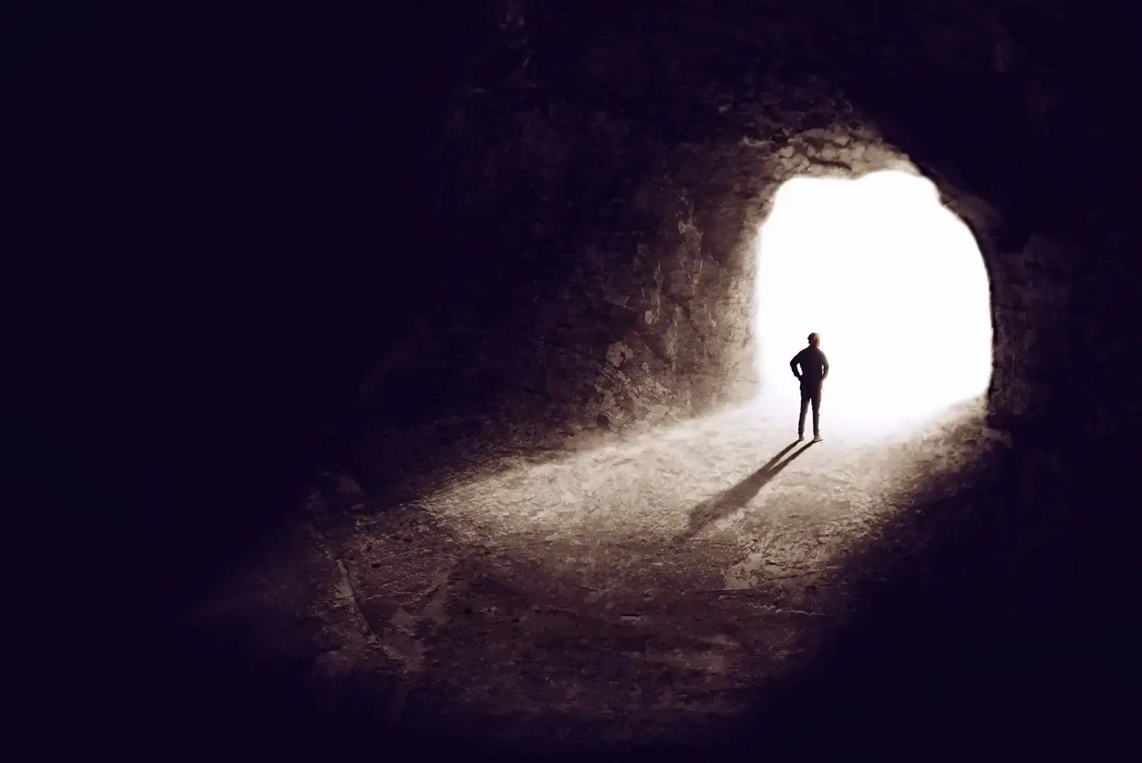 homem contemplando a luz