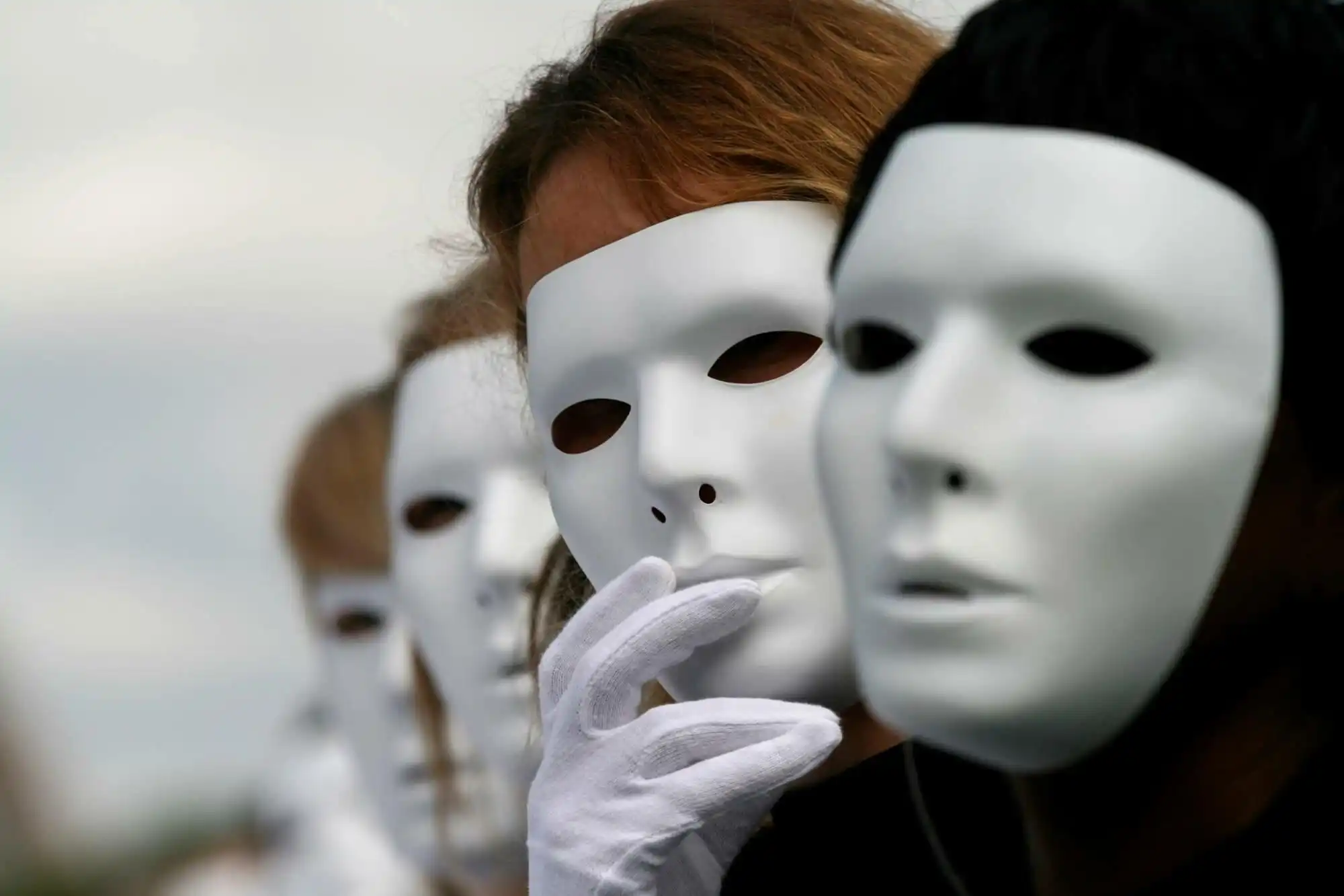 Máscaras que Usamos: O Preço Espiritual das Meias-Verdades