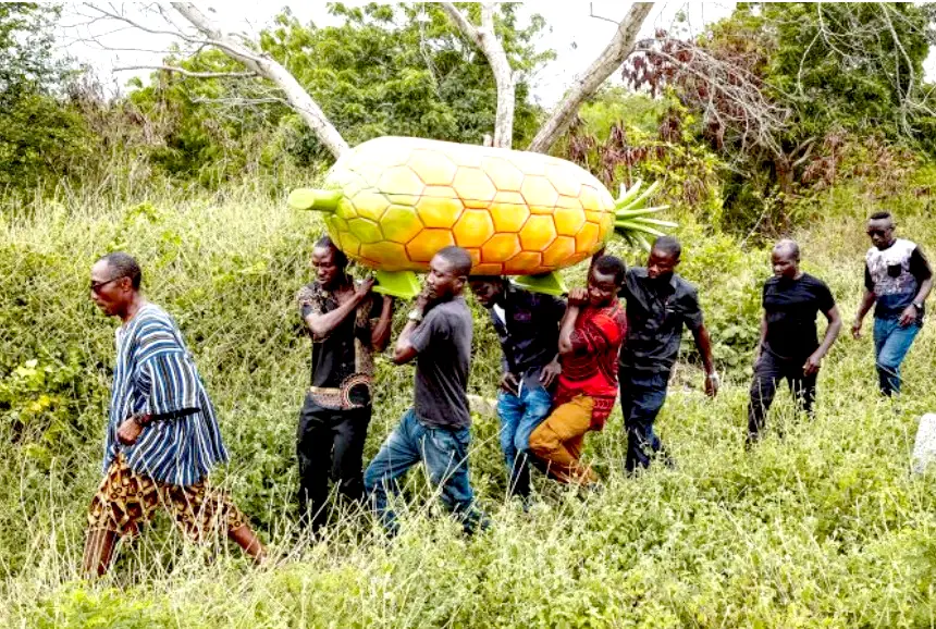 Enquanto uns choram outros vendem lenço: Caixões artísticos e a cultura funerária em Gana/África