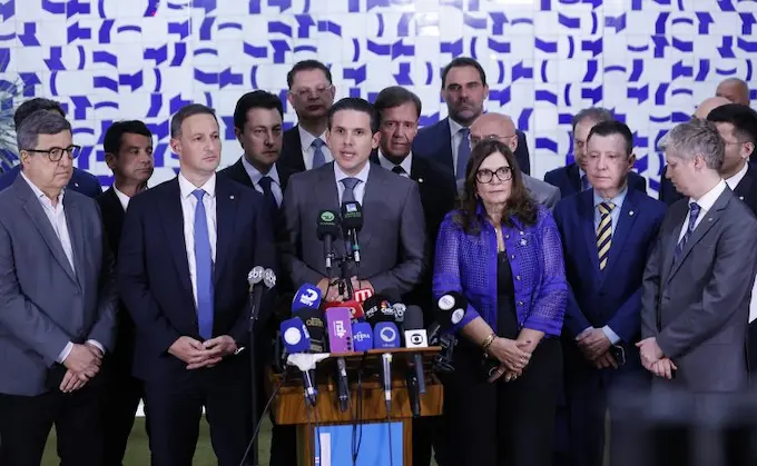 Presidente da Câmara mexe no marco legal contra o crime organizado e provoca revolta na oposição!